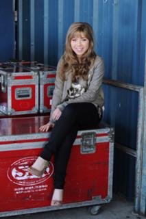 Jennette McCurdy feet photo thumbnail