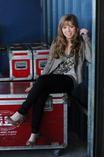 Jennette McCurdy feet photo thumbnail
