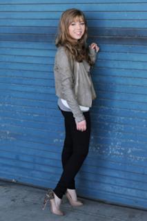 Jennette McCurdy feet photo thumbnail