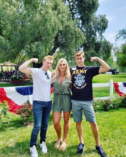 Brooke Hogan feet photo thumbnail