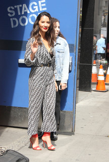 Olivia Munn feet photo thumbnail