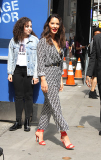 Olivia Munn feet photo thumbnail