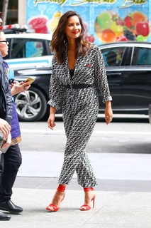 Olivia Munn feet photo thumbnail