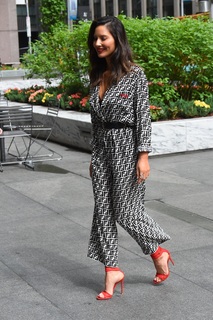 Olivia Munn feet photo thumbnail