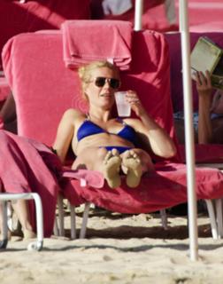 Gwyneth Paltrow feet photo thumbnail