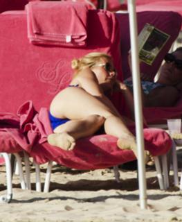 Gwyneth Paltrow feet photo thumbnail