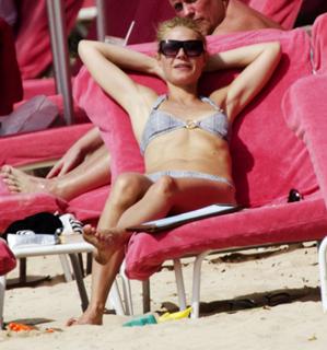 Gwyneth Paltrow feet photo thumbnail