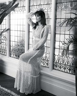 Delta Goodrem feet photo thumbnail
