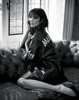 Delta Goodrem feet photo thumbnail
