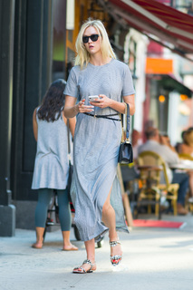Karlie Kloss feet photo thumbnail