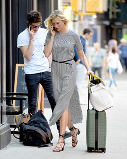 Karlie Kloss feet photo thumbnail
