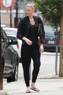 Paige Butcher feet photo thumbnail