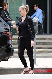 Paige Butcher feet photo thumbnail