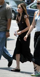 Sarah Michelle Gellar feet photo thumbnail