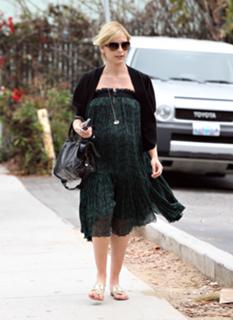 Sarah Michelle Gellar feet photo thumbnail