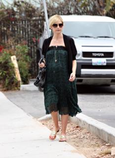 Sarah Michelle Gellar feet photo thumbnail