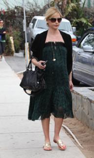 Sarah Michelle Gellar feet photo thumbnail