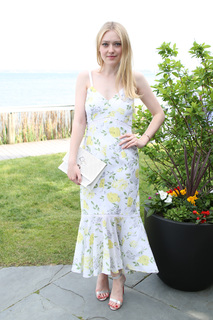Dakota Fanning feet photo thumbnail