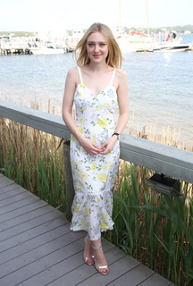 Dakota Fanning feet photo thumbnail