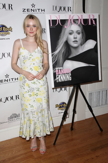Dakota Fanning feet photo thumbnail