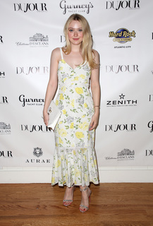 Dakota Fanning feet photo thumbnail