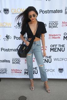Shay Mitchell feet photo thumbnail