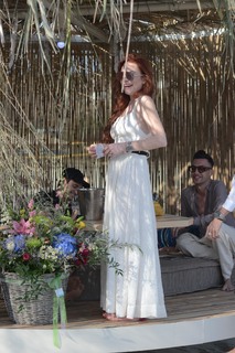 Lindsay Lohan feet photo thumbnail