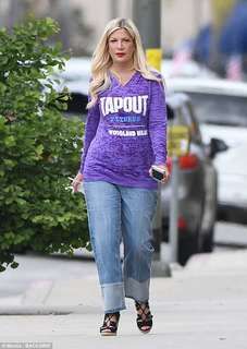 Tori Spelling feet photo thumbnail