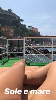 Federica Fontana feet photo thumbnail