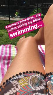 Tori Spelling feet photo thumbnail