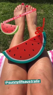 Tori Spelling feet photo thumbnail