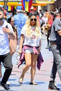 Jessica Simpson feet photo thumbnail