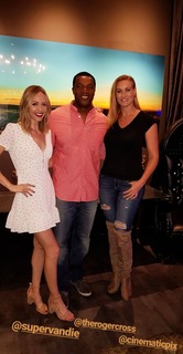 Laura Vandervoort feet photo thumbnail