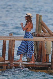 Izabel Goulart feet photo thumbnail