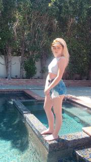 Sabrina Carpenter feet photo thumbnail