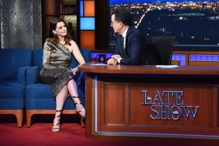Anne Hathaway feet photo thumbnail