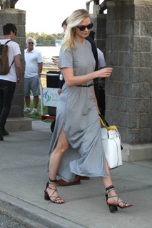 Karlie Kloss feet photo thumbnail