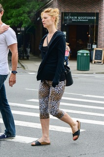 Claire Danes feet photo thumbnail
