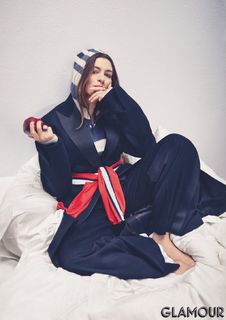 Anne Hathaway feet photo thumbnail