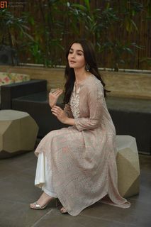 Alia Bhatt feet photo thumbnail