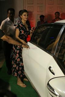 Jacqueline Fernandez feet photo thumbnail