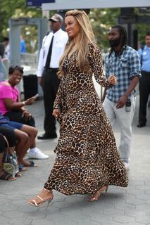 Tyra Banks feet photo thumbnail
