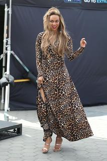 Tyra Banks feet photo thumbnail
