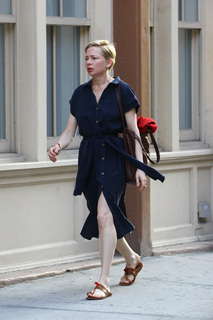 Michelle Williams feet photo thumbnail