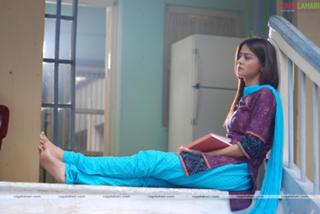 Surveen Chawla feet photo 4