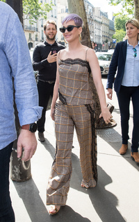 Katy Perry feet photo thumbnail