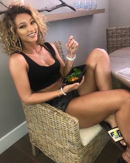 Lauren R. Wood feet photo thumbnail