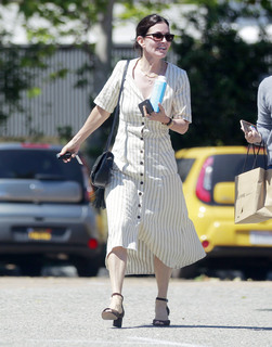 Courteney Cox feet photo thumbnail