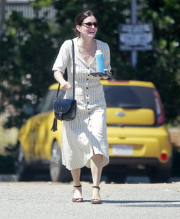 Courteney Cox feet photo thumbnail
