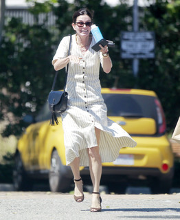 Courteney Cox feet photo thumbnail
